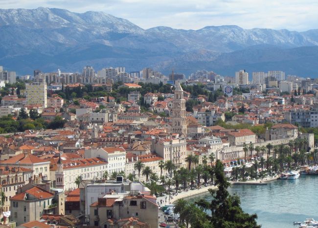 マルヤンの丘に登る。登り口を捜すのが難しい様に前に行かれた方が書かれているが、行ってみると簡単に分かる標識が有った。そこから階段を上って行くと、マルヤンの丘の展望台へ繋がっている。天気が良ければ、是非登られるのをお勧めしたい。私達が行った日は、靄が無いので、丘の上からスプリトの街と海が本当にすっきりと見渡す事が出来た。