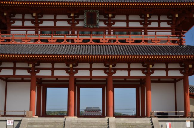 朱雀門と第一次大極殿。朱雀門の北に第一次大極殿が位置するのが良く分かります。