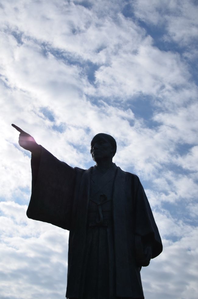 平城宮祉保存に尽力した「棚田嘉十郎」の像。平城宮祉の方角を指さしています。