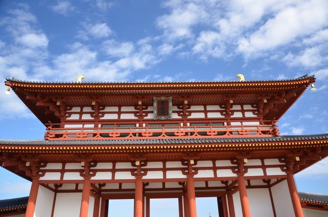 秋の碧空に映える朱塗りの「朱雀門」