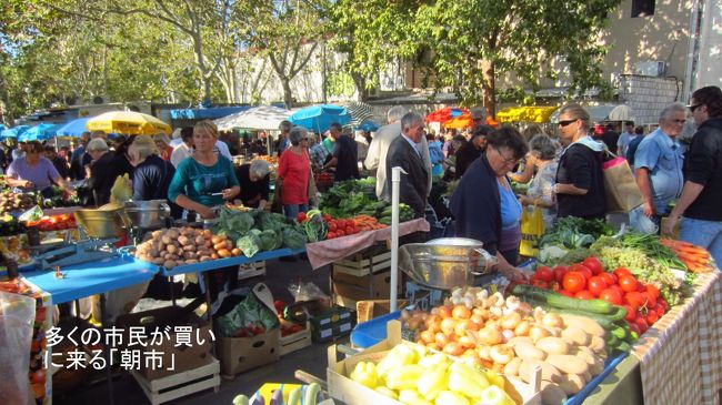 銀の門の近くで開かれている朝市。土曜日のせいか本当に多くの市民が「朝市」に集まり野菜や果物、花などを買い求めていた。