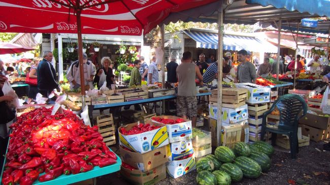 ヨーロッパの朝市は、カラフルで写真を撮るにはうってつけ。真っ赤な色はパプリカでその脇にはラグビーボールの様なスイカが並んでいる。