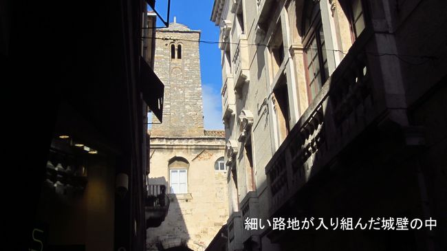 スプリトの宮殿の中は多くの建物が建ち、細い迷路のような路地が繋がっている。路地の細い隙間から、真っ青な空が見える。