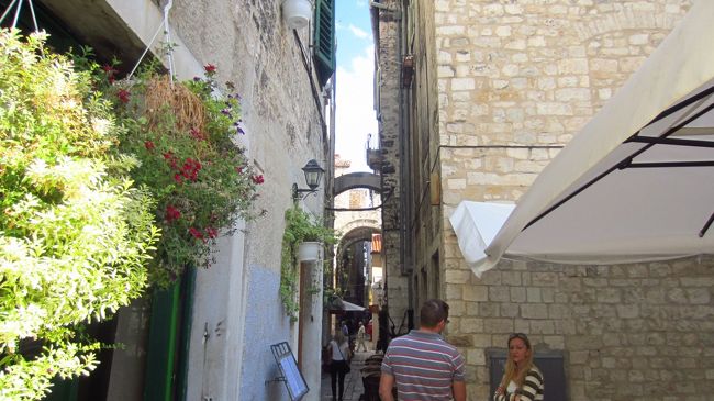 ペリスティルから鉄の門（西側）につながる宮殿のメインストリート。朝10時になり、多くの観光客が歩き始めた。