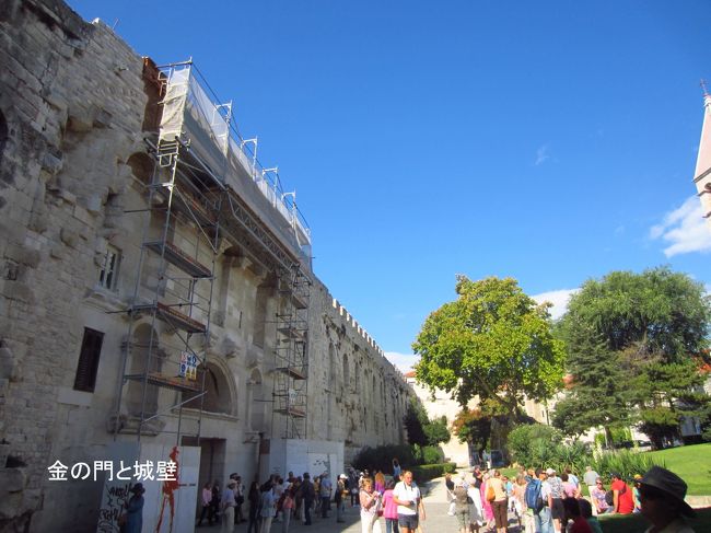 金の門（北側）と北側の城壁。金の門と云うからには、ローマ時代はこの門が宮殿への正門だったのだろうか。
