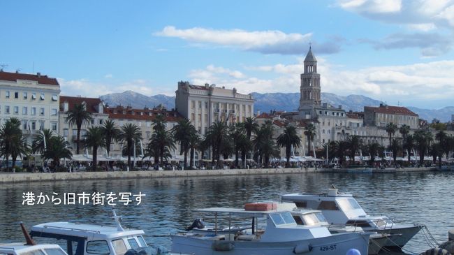 マルヤンの丘に行く途中、スプリトの街が外から見える堤防まで歩いて行った。そこから写した写真。プロムナードのヤシの並木と街の白い城壁がマッチして美しい。