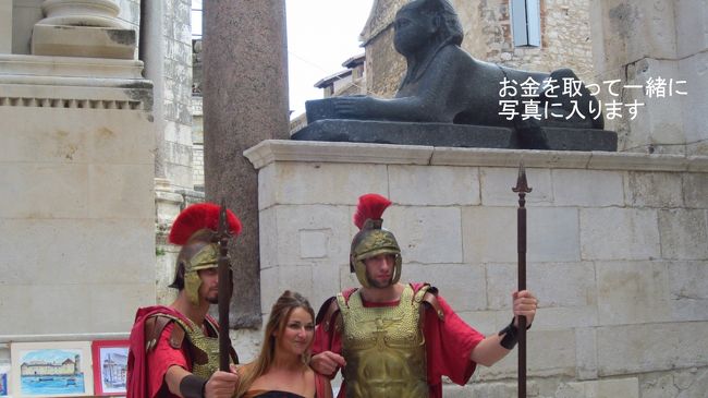 記念にこのローマ兵の衣装を着た若者と一緒に記念写真も撮れるようです。チップはいるようですが。