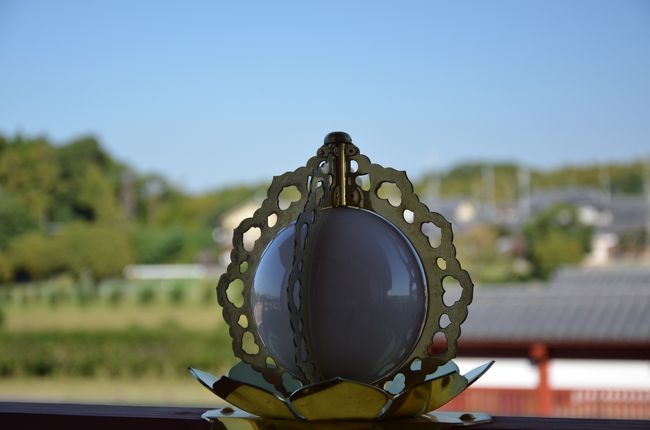 手すりの飾り。青、赤、黄、緑とあります。