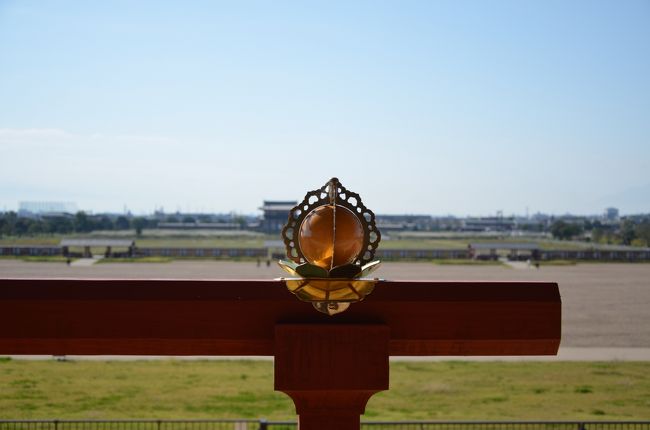 手すりにあるオレンジ色の宝珠。