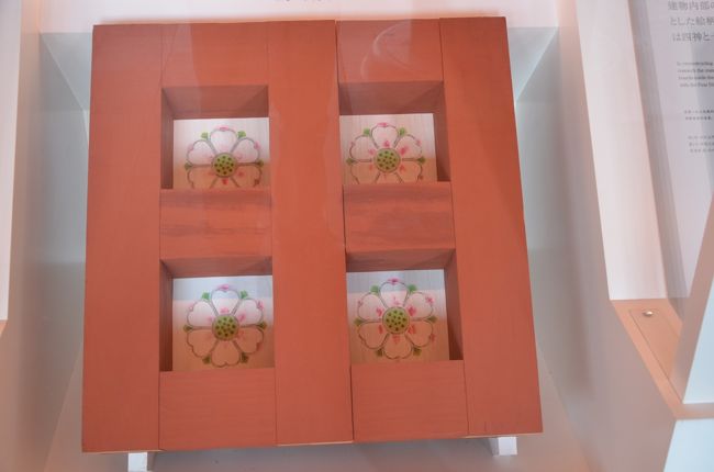 天井に使われている格子と絵