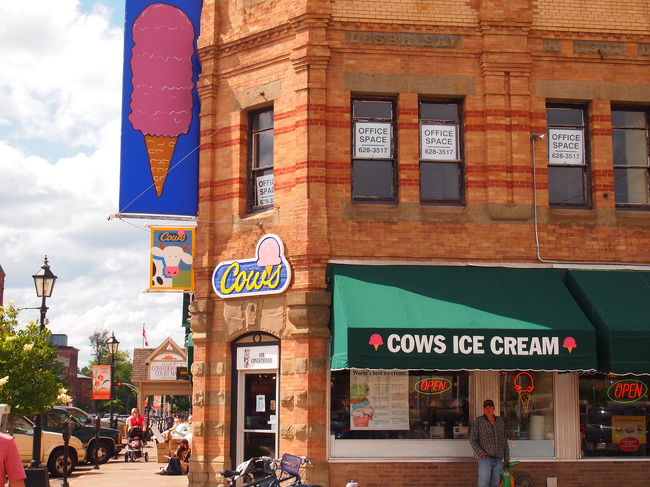 ミュージカルが終わったらCOWSでアイスを食べようと決めていたので行ってみたら、店の外までつながる長い行列ができていました。もう結構夜遅いけど・・・（人のこと言えないけど）ミュージカルの中にアイスが出てくるので、みんな食べたくなったのかな？