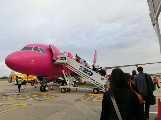 朝８時、ロンドンLuton空港。<br /><br />ハンガリーの格安航空会社wizzairにて、念願のブダペストへ！<br /><br />お土産買う気まんまんで、大きなスーツケースを１つチェックイン。