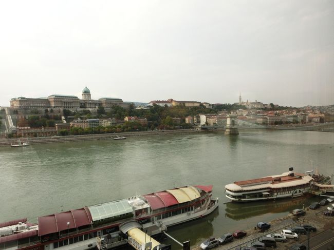 このホテルに決めたのは、この眺めを楽しみたかったから！<br /><br />王宮、くさり橋が目の前に見える、絶好のロケーション。<br /><br />大きくてきれいな窓から、ドナウ河の風景をぞんぶんに満喫。