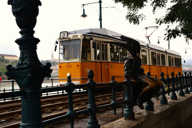 さてさてお腹も空いたので、さっそくお出かけ。<br /><br />ホテルの目の前に、トラムの駅。