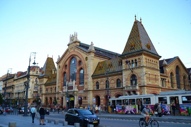 でも、元気なわたし達は中央市場までせっせと歩く！<br /><br />ドナウ河沿いを歩くのは、退屈しないし気持ちいい。<br /><br /><br />モザイクがかわいい中央市場。