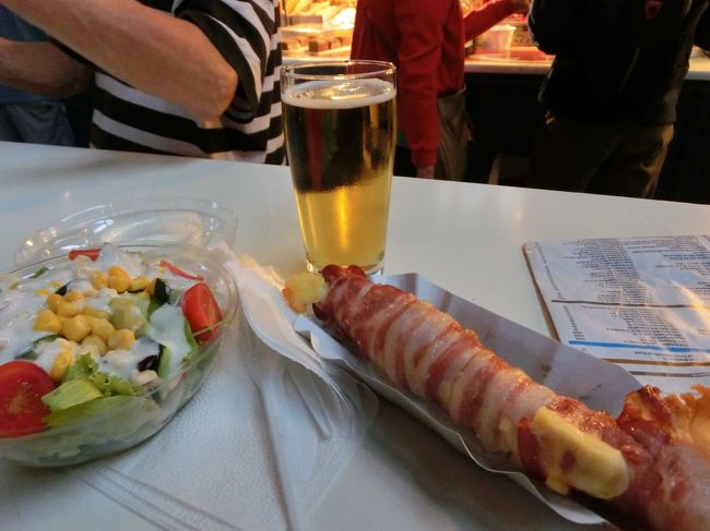 ２階の軽食スタンドにて、ちょっと休憩。<br /><br />ベーコン好きの母は、巨大なソーセージとチーズのベーコン巻きを食べて感激。<br /><br />おいしいドラフトビールは２００フォリント(８０円弱)！<br /><br />世界３大貴腐ワイン、トカイワインの"６"はグラスで１５００フォリント(約５５０円)。<br /><br />上品で気高い甘さが、たまらなくおいしい！