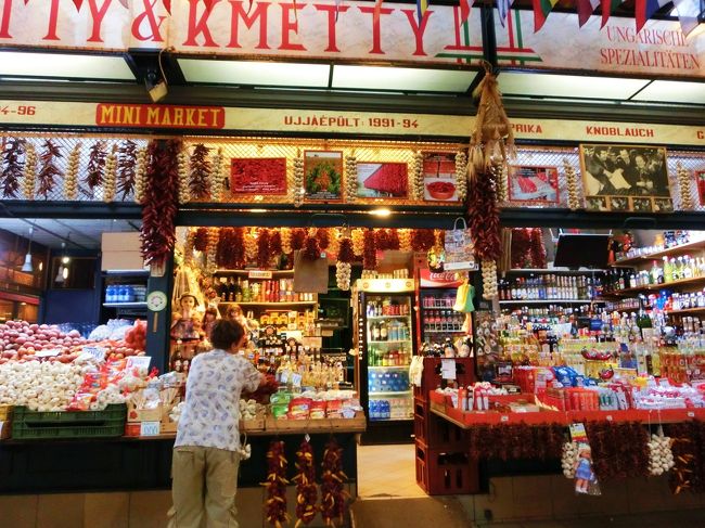 お店では、とにかく女の人がよく働く！<br /><br />ハチミツ屋さんの商売上手な奥さんにたくさん味見をさせてもらい、さっぱりとおいしいアカシアのハチミツをゲット。<br /><br />これも２５０グラムで７００フォリントと、お買い得。