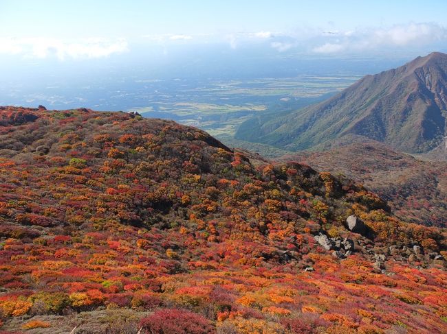 山頂からの眺め（左に振って）<br />遠くに阿蘇山