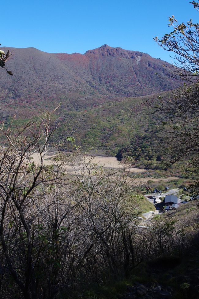 三俣山に登るため、入山してきたルートを戻る。<br />大船山と法華院温泉山荘。