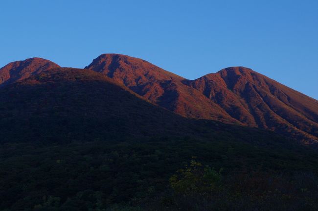 山頂に夕日があたる三俣山　17時10分