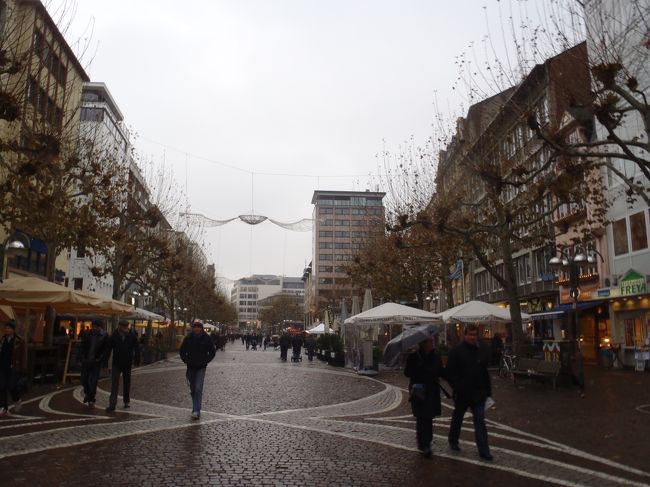 うろうろしながら、ヘンケルスで、毛抜きとか爪切りを買ったり、ビルケン欲しかったけどなかなか良いのがなくて…<br /><br />ガストホフ通りへ。<br /><br />食通街らしい。