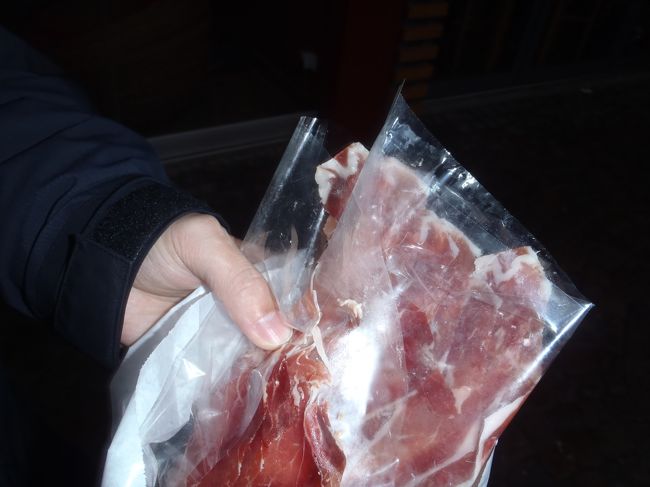 やっぱり、先ほどのお惣菜屋さんMEYERというお店で生ハムを買う。<br /><br />２４ヶ月熟成。　100g＝9.95?。これを50g買って早速、歩きながら食べてしまう相方…<br /><br />おいしいとすぐにたいらげた。