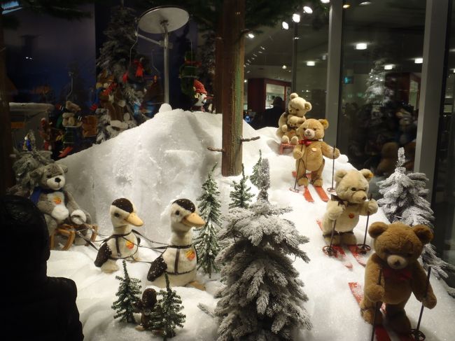 カウフホーフのウィンドウ。動いていて可愛い。<br /><br />地下でお土産をまとめ買い。沢山ありすぎて、何を買っていいのか…<br /><br />重かったけどシュトーレン、チョコレート、ヴェレタ等々。<br /><br />フェオドラのチョコは会社でおいしいと評判でした。