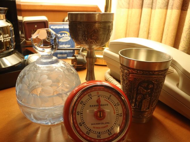 左が蚤の市で買ったガラスの小物入れ。<br /><br />ローライというキッチングッズの店で買ったキッチンタイマー<br /><br />コレクターズショウケースみたいな店で1個３?で買った、銀色のコップ。<br />何かの景品のよう。