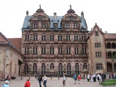 ハイデルベルク城の中庭とフリードリヒ館（正面）。フリードリヒ館は選帝侯フリードリヒ４世（1574-1610年）にちなんで名付けら、その建物の正面には選帝侯の先祖（16人。ＷＰによると破風部・上層・中層・下層にそれぞれ4人づつ）の像が飾られています。