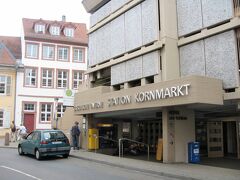 ケーブルカー乗り場（写真右側）は、ハイデルベルク中央駅前の北側から33番のバスで約20分、「Rathaus/Bergbahn」停留所で下車します。