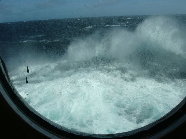 ブエノスアイレスから着々と南下。<br /><br />海も荒れてきました。