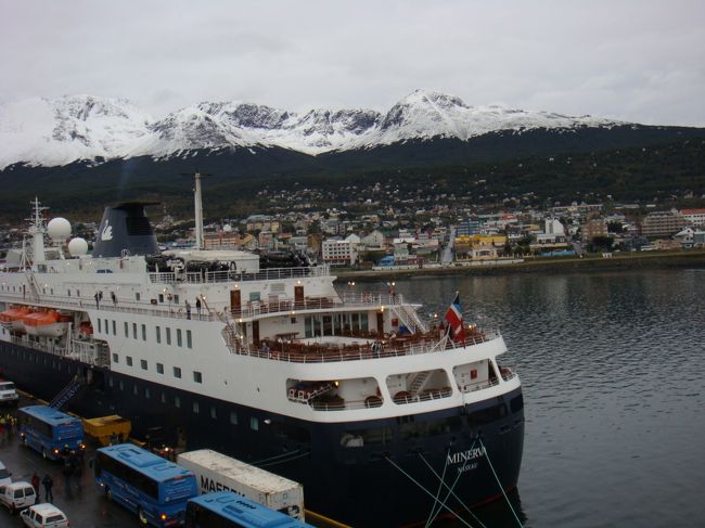ウシュアイアの港へ着岸！<br /><br />お隣はロシア船と思われます。<br /><br />しかし寒い･･･。氷点下ではないだろうけど、日本で真冬に着ているダウンを着ても寒いから、５℃以下ってところ。<br />ついこの間まで暑い暑いってダレてたのに。<br />これでも夏です、ウシュアイア･･･