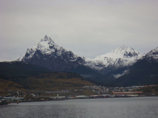 外海は荒れていたものの、内海にはいってくると穏やか。<br /><br />世界最南端の町、ウシュアイアが近づいてきました。<br />（ちなみに、あくまで最南端の「町」であって、もっと南に村落もあるそうです）