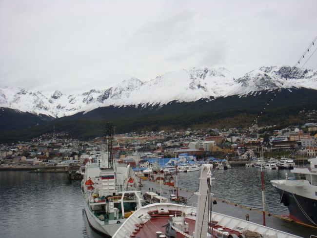 ウシュアイアは、南米から南極大陸に向かう船のベース。<br />アルゼンチン海軍の基地があります。<br />モナリザ号のような世界一周客船や、研究用の砕氷船、南極ツアーの船がここで補給をし、南極まで往復します。<br /><br />桟橋には、郊外への現地ツアー会社のブースが出てます。<br /><br />