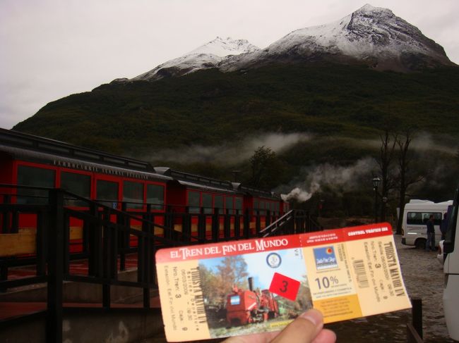 観光列車（世界の最果て号）のチケット。<br /><br />日本的に、一部を除いて徒歩で観光はしません。植物を踏み荒らしちゃったりするし、野生の馬もたくさんいます。<br /><br />ぐるっと車道もあるので、タクシーをチャーターして回ることもできるみたいです。