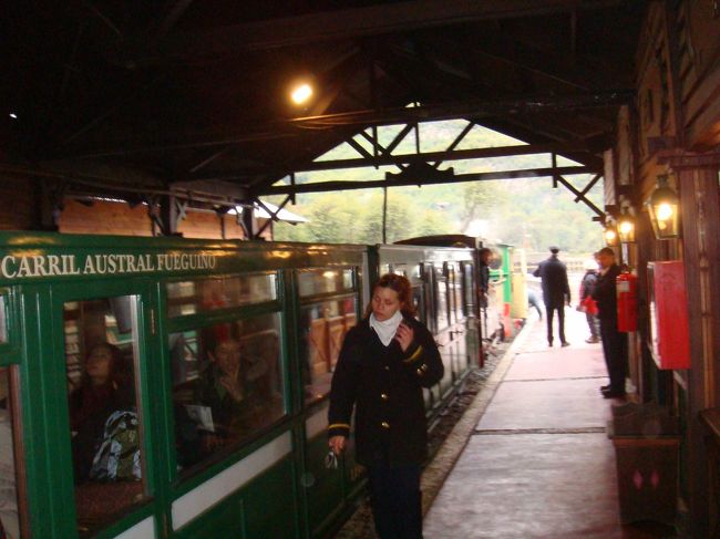 列車の駅。<br /><br />イグアスに続いて、またちっさい列車です。<br />寒いので、さすがに吹きさらしではないです(笑)<br />