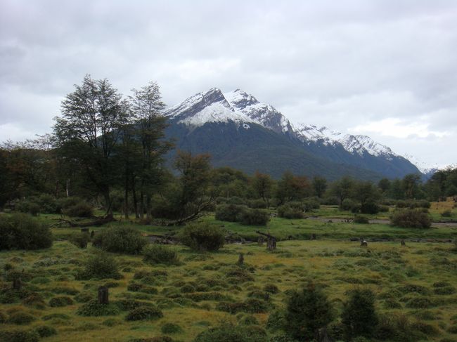 車窓から。<br /><br />りっぱな山だ･･･<br /><br />馬も走り回ってます