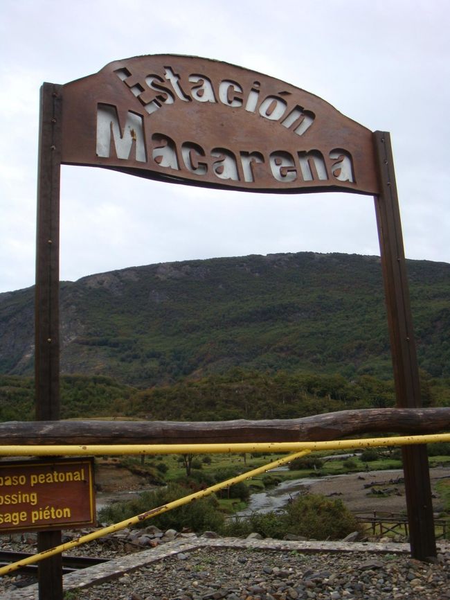 途中のマカレナ駅に一時停車。<br /><br />周辺に滝があったり、風光明媚なところなので列車が少しの間停まってくれます。