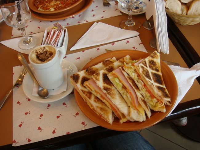 ウシュアイアの町へ帰ってきました。<br /><br />お昼ごはん！<br /><br />寒いので、ホットサンドとリキュール入りのコーヒー。<br />ホットサンド、めちゃくちゃボリューミー！　パン何枚分(笑)<br />コーヒー、リキュールの多すぎ！　多すぎてぬるくなってるし(笑)