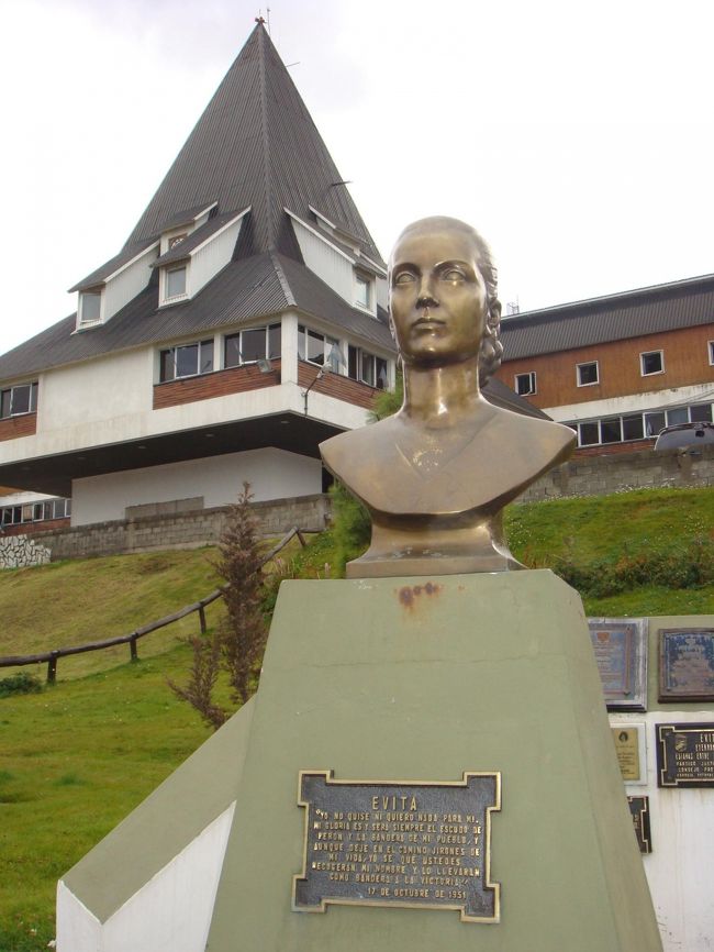 エビータの胸像
