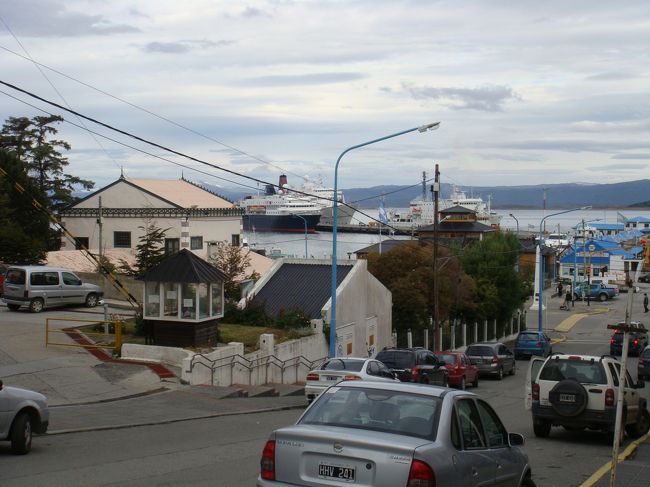 ウシュアイアは山にはりついた町なので、港からでるとすぐに上り坂。<br />上には展望台もあります。<br /><br />途中まで行きましたが、スーパーでたっぷり買い物した後だったので、途中で断念。
