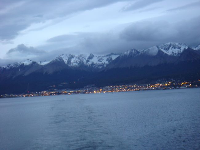 だんだんと遠くなっていくウシュアイアの町の明かり。<br /><br />出航、一路、難所として有名なドレーク海峡を越え、南極へ向かいます。