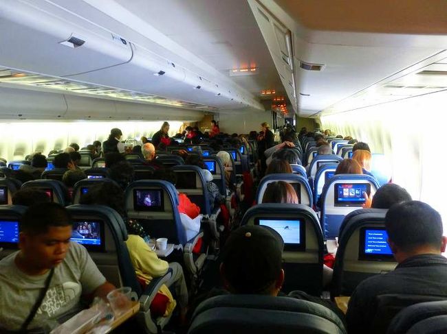 いまどき珍しいジャンボ機７４７-４００型です。エコノミーでも液晶画面がついています