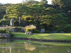 浜離宮恩賜公園や旧芝離宮庭園と同様の、大名庭園。私にとっては、見どころのお花なんかが無いと、ちょっと見飽きちゃってるかな・・って感じの風景の庭園・・。

五代将軍・徳川綱吉の信任が厚かった川越藩主・柳沢吉保が、１７０２年に造った、和歌の趣味を基調とする回遊式築山泉水の大名庭園です。

明治時代に入って、三菱の創業者である岩崎彌太郎の別邸となりました。その後、１９３８年に岩崎家より東京市（都）に寄付されました。

１９５３年に国の特別名勝に指定された文化財です。