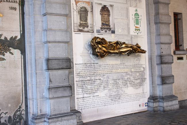 お腹もいっぱいになったところで、混まないうちに朝の散歩がてら近場の観光スポットに足を運びます。ちなみに8時半ぐらい。<br />こちらは「セルクラースの像」、触ると幸せになるということで、触ってきました。効果はあるかな？