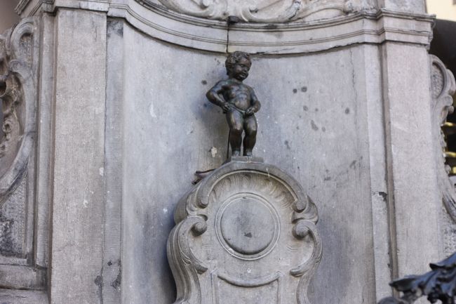 ブリュッセルといえば！の、小便小僧。さすがにこの時間はだ〜れもいなかったので、快適に写真を撮れました。それにしても、想像していた以上に小さい(笑)今日は残念ながら何もお洋服は着ていませんでした＞＜