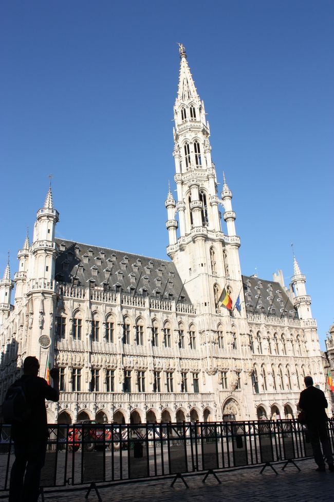 こちらは市庁舎です。手前の柵が残念だなあ