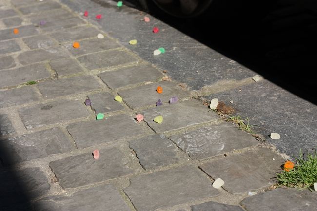 ↑の壁画のそばの歩道にグミ？が落ちていて、その色がかわいかったので思わず(笑)