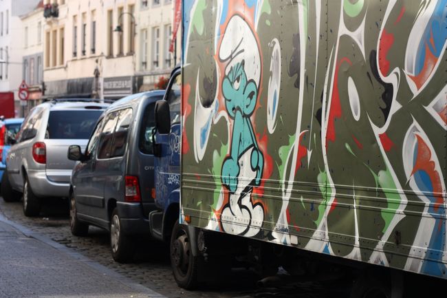 トラックの落書きまでもベルギー仕様！スマーフもベルギー出身なんですよね。<br />ちなみにここはマロール地区なんだけど、夜はちょっと怖いかもーって思いました。朝や昼だと大丈夫だと思うけど。<br />移民系の人をよく見たかな？どちらかというと観光地よりも地元〜って感じでした。