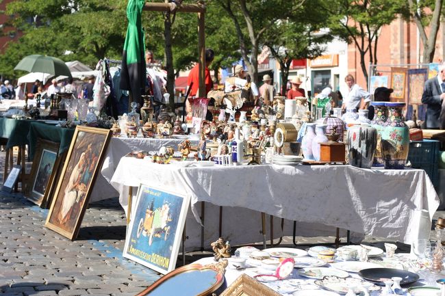 ジュ・ド・バル広場の蚤の市♪<br />ここでハプニング！なんとSDカードの容量がなくなった！ピンチ〜！となりながら、地元のなんでも屋さんみたいなところに駆け込んだところ、無事SDカードも購入できたので事なきを得ました。が、蚤の市の写真はこれ一枚のみとなってしまいました、残念・・・。